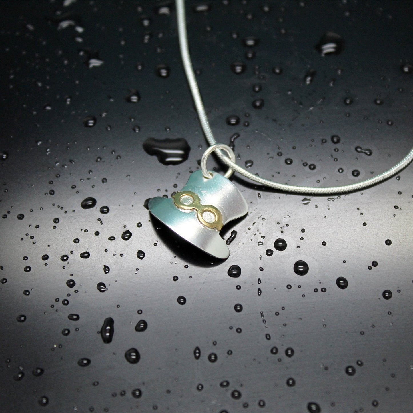 Colgante Sombrero de Dangerdoll en plata 925 y latón.