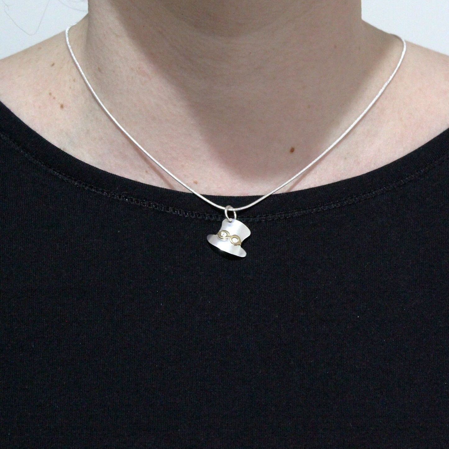 Colgante Sombrero de Dangerdoll en plata 925 y latón.