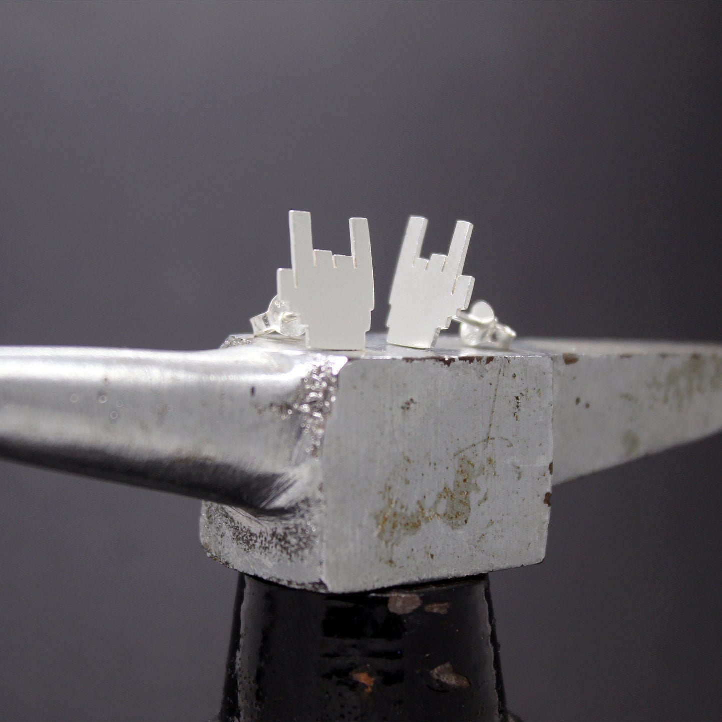 Mano cornuda, Rock hand en 8 bits Pendientes de plata 925
