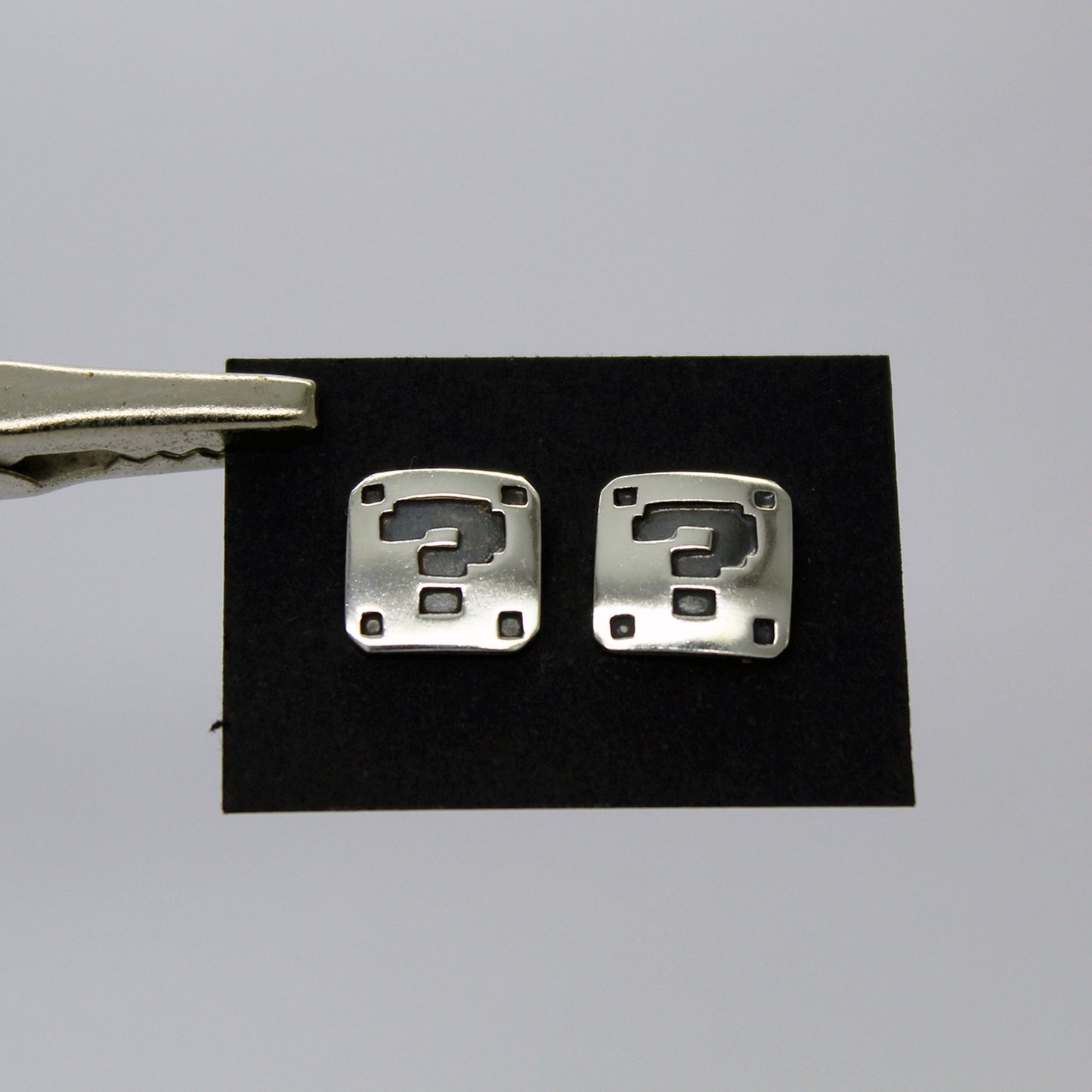 Símbolo de interrogación Super Mario en 8 bits pendientes en plata 925