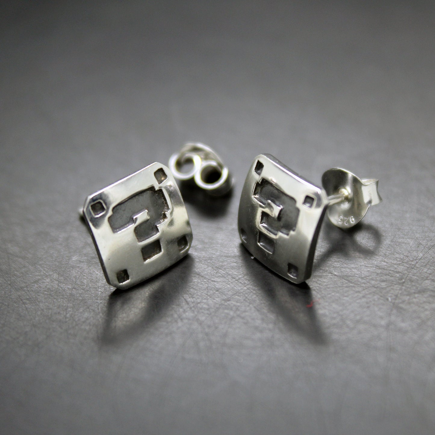 Símbolo de interrogación Super Mario en 8 bits pendientes en plata 925