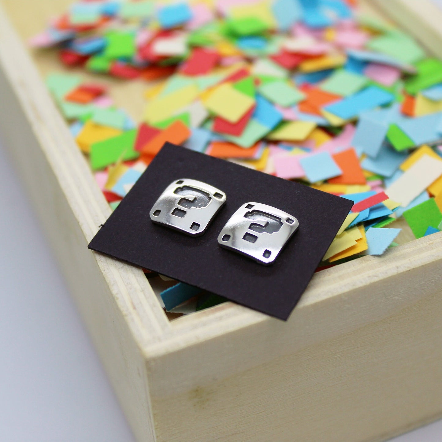 Símbolo de interrogación Super Mario en 8 bits pendientes en plata 925