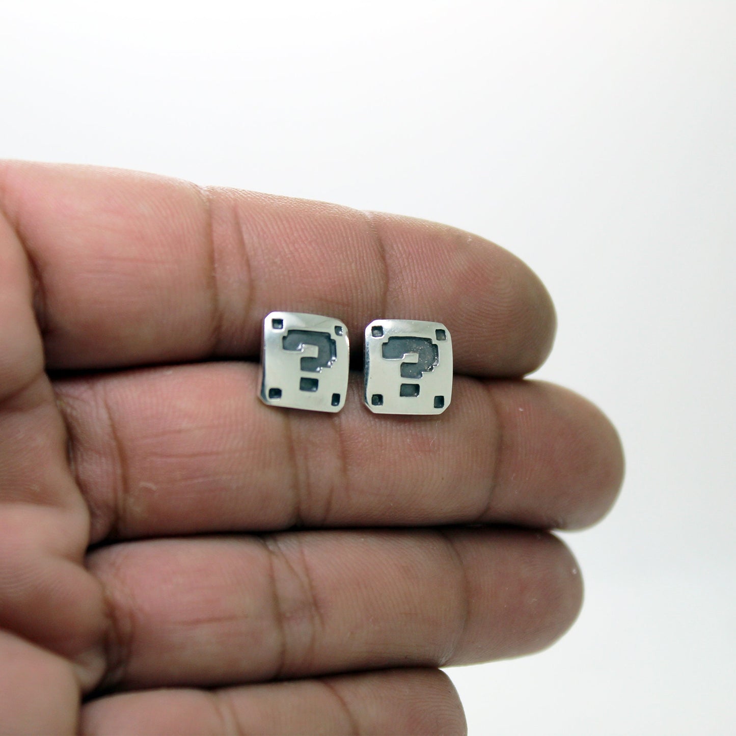 Símbolo de interrogación Super Mario en 8 bits pendientes en plata 925