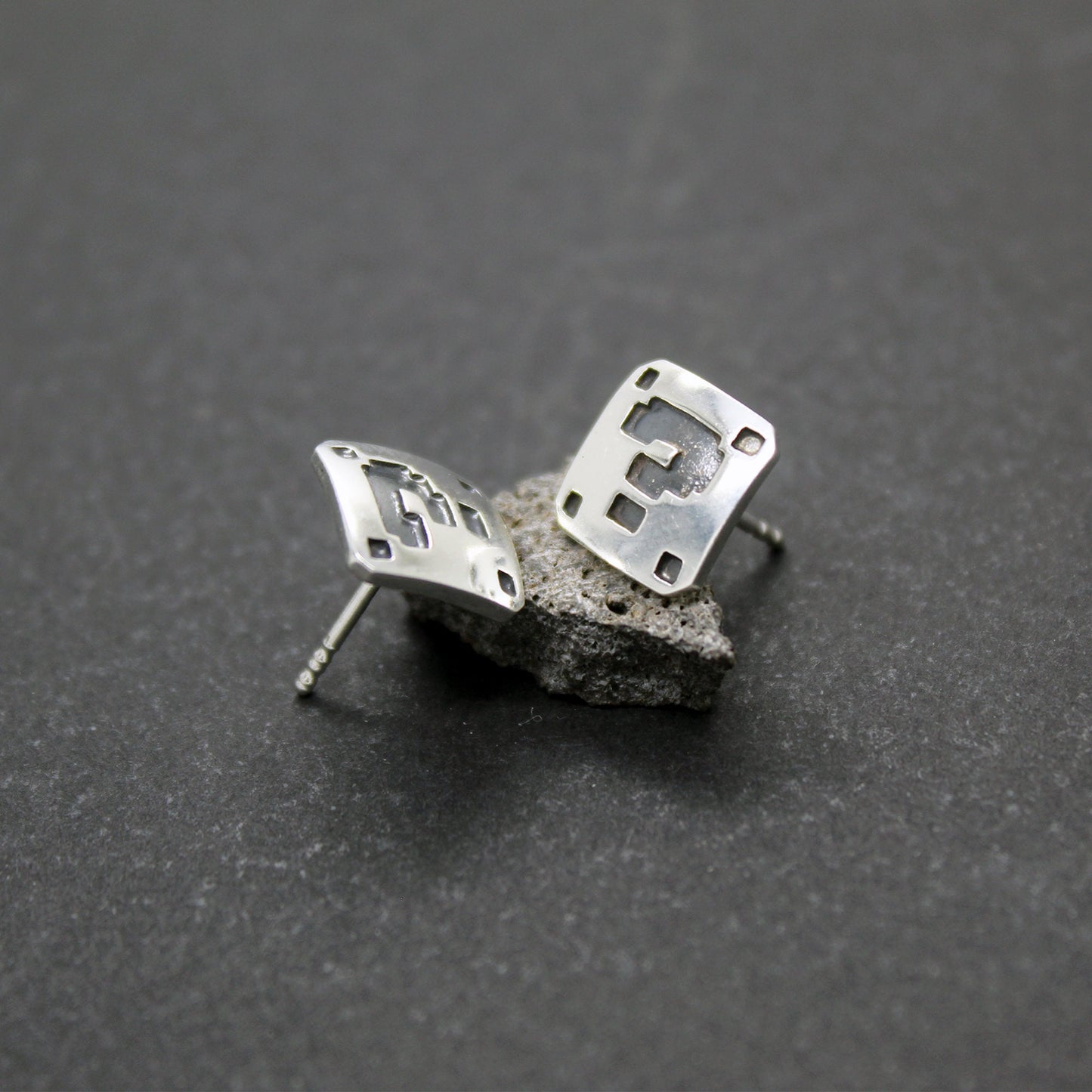 Símbolo de interrogación Super Mario en 8 bits pendientes en plata 925