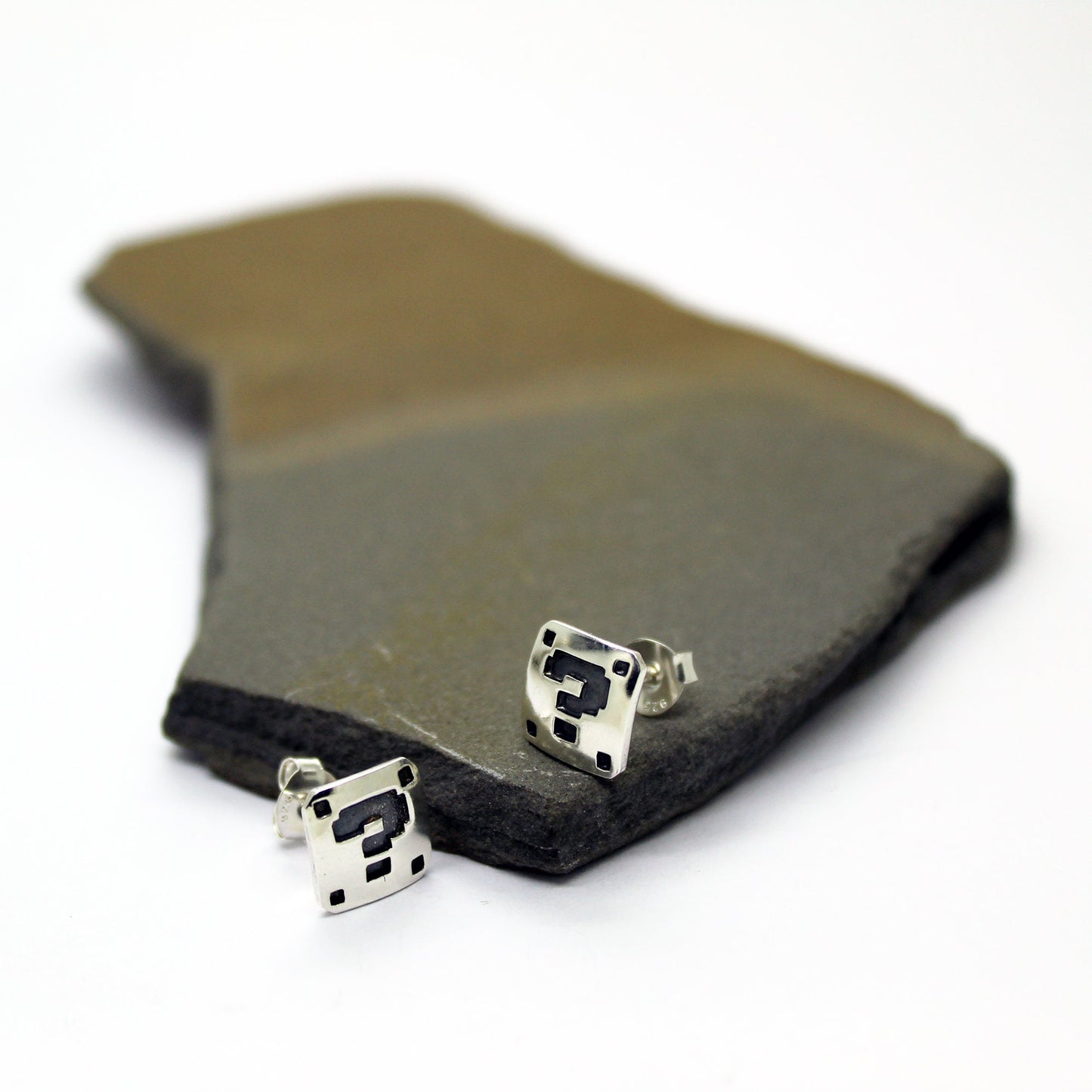Símbolo de interrogación Super Mario en 8 bits pendientes en plata 925