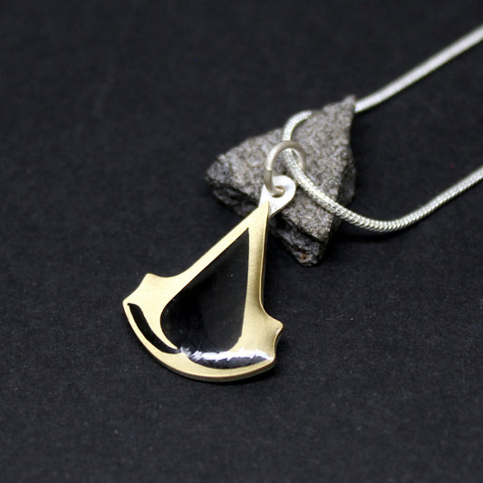 Colgante Assassin's Creed en plata 925 y latón