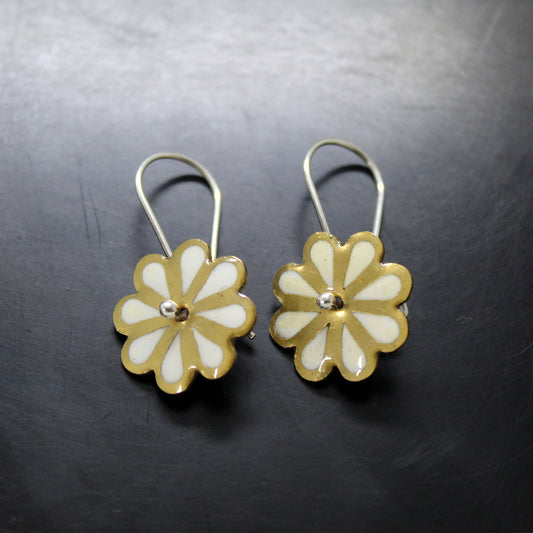 Pendientes Margaritas de Latón y Plata 925 con Resina UV Blanca