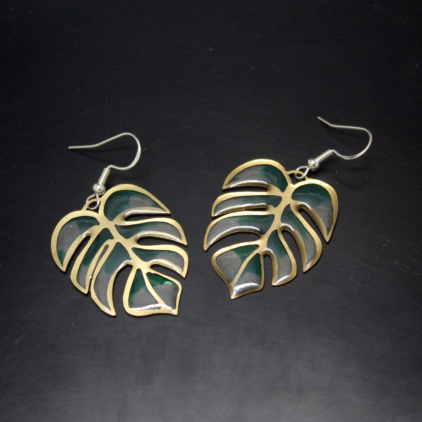Pendientes hojas de monstera de latón y plata 925 con resina UV transparente