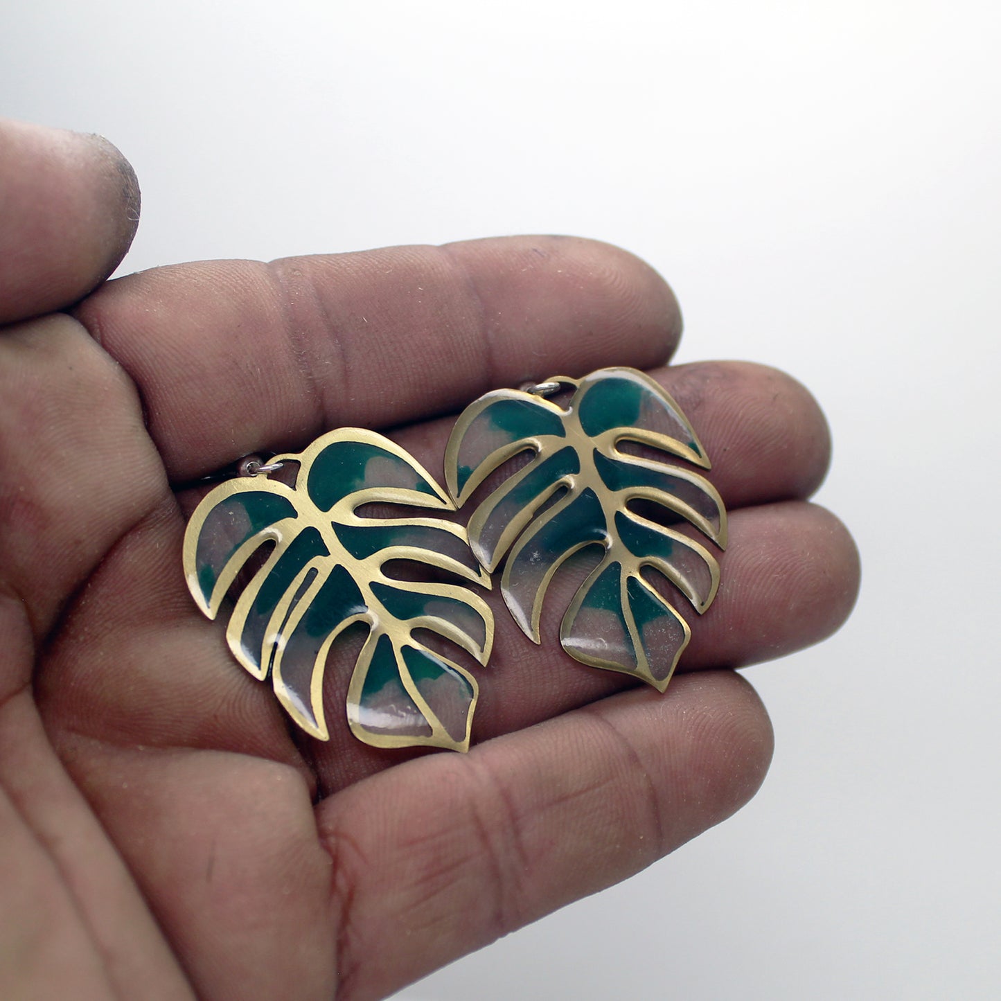 Pendientes hojas de monstera de latón y plata 925 con resina UV transparente