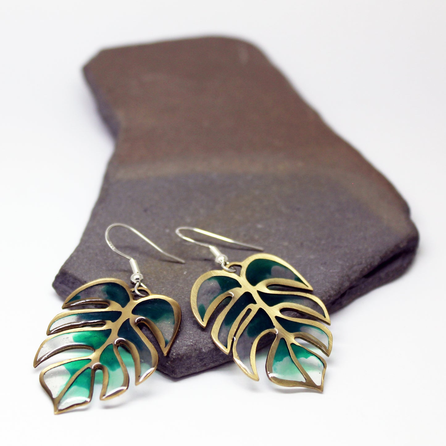Pendientes hojas de monstera de latón y plata 925 con resina UV transparente
