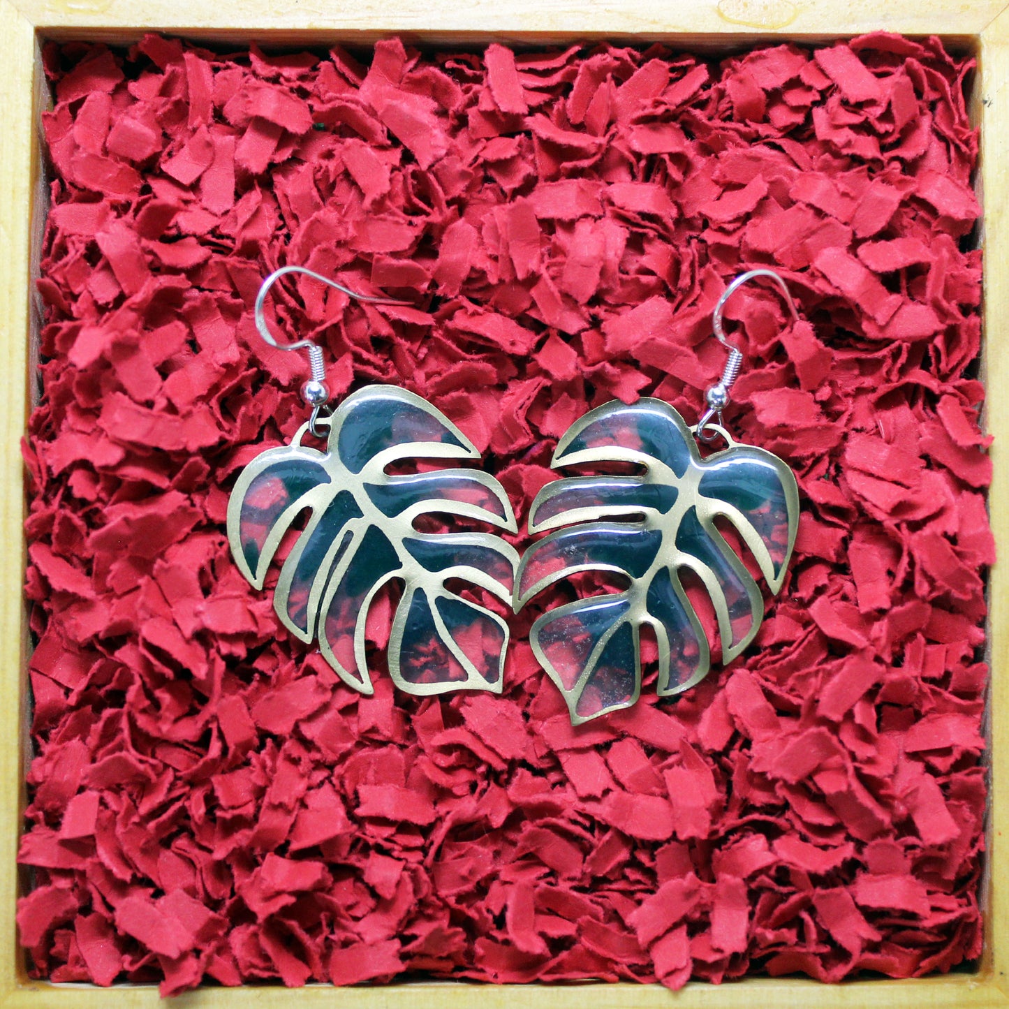 Pendientes hojas de monstera de latón y plata 925 con resina UV transparente