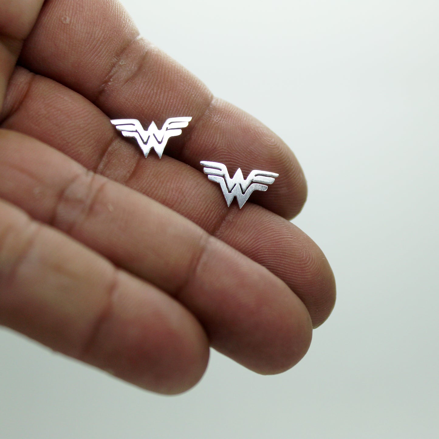 Pendientes Wonder Woman en plata 925